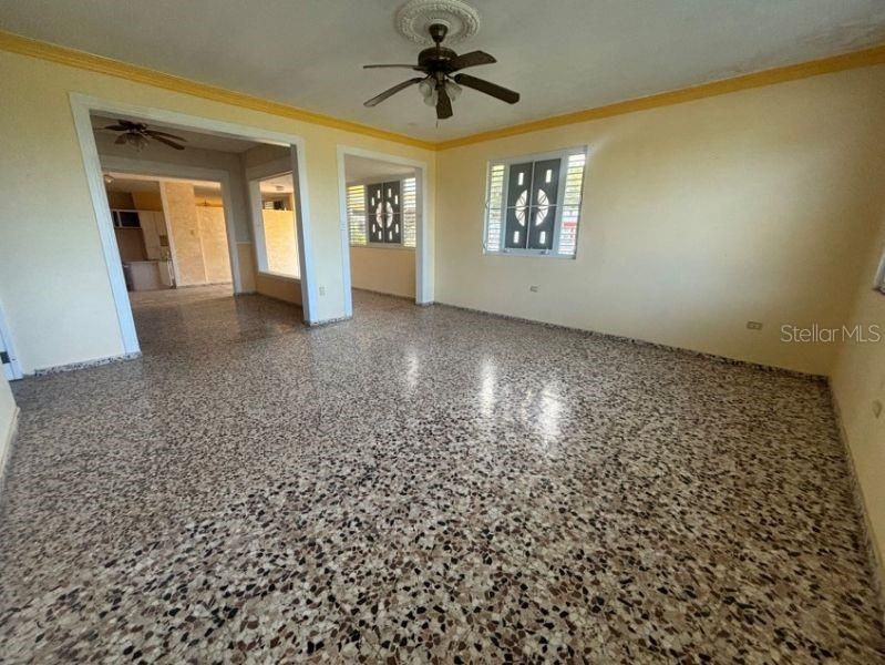 Vendido Recientemente: $179,000 (4 camas, 2 baños, 2097 Pies cuadrados)