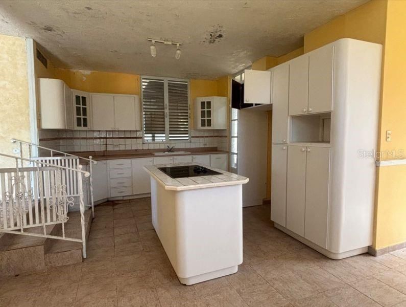 Vendido Recientemente: $179,000 (4 camas, 2 baños, 2097 Pies cuadrados)