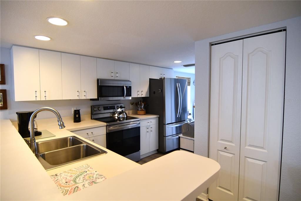 Active With Contract: $229,900 (2 beds, 2 baths, 1230 Square Feet)