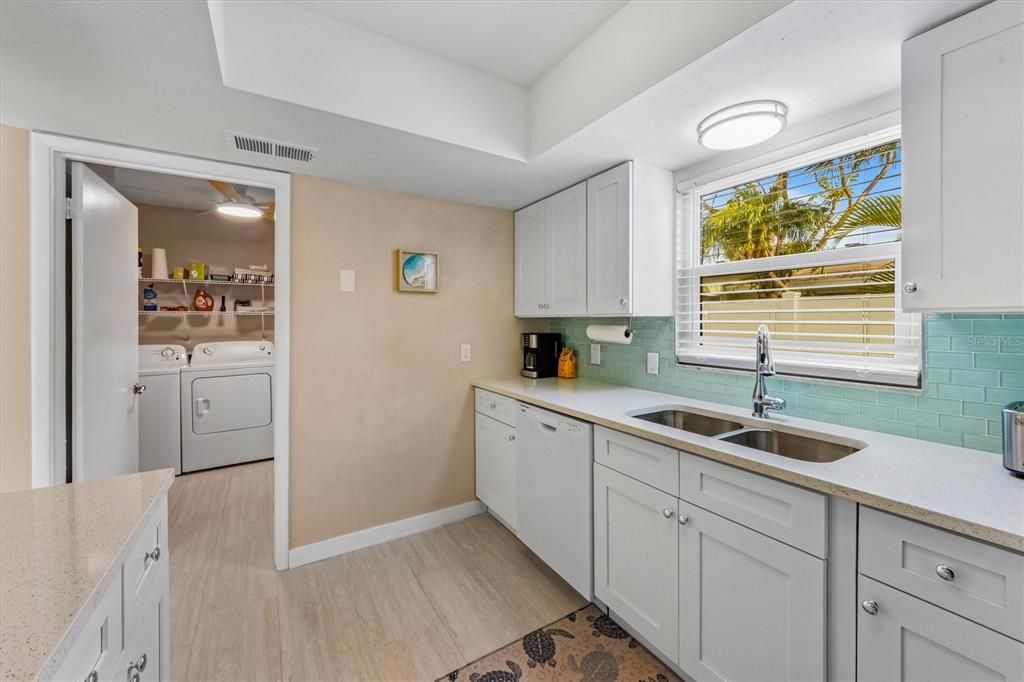 Active With Contract: $699,000 (2 beds, 1 baths, 988 Square Feet)