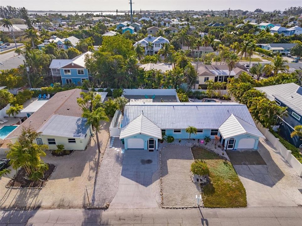 Active With Contract: $699,000 (2 beds, 1 baths, 988 Square Feet)