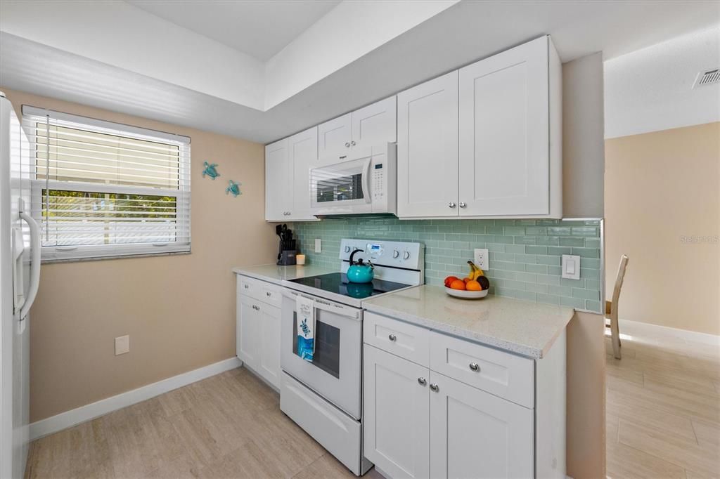 Active With Contract: $699,000 (2 beds, 1 baths, 988 Square Feet)