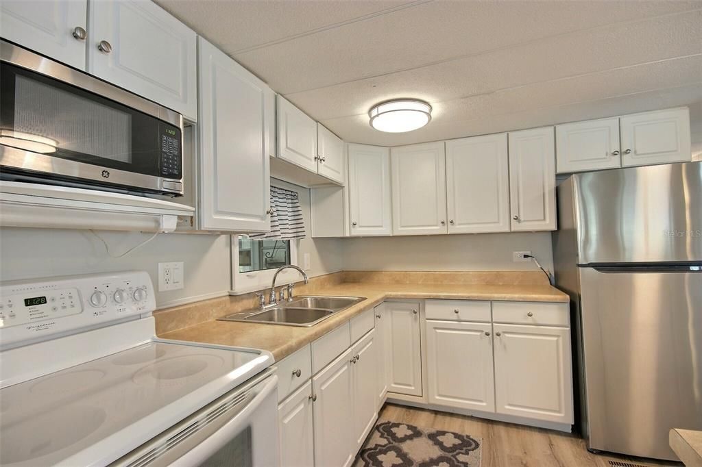Active With Contract: $195,000 (2 beds, 1 baths, 924 Square Feet)