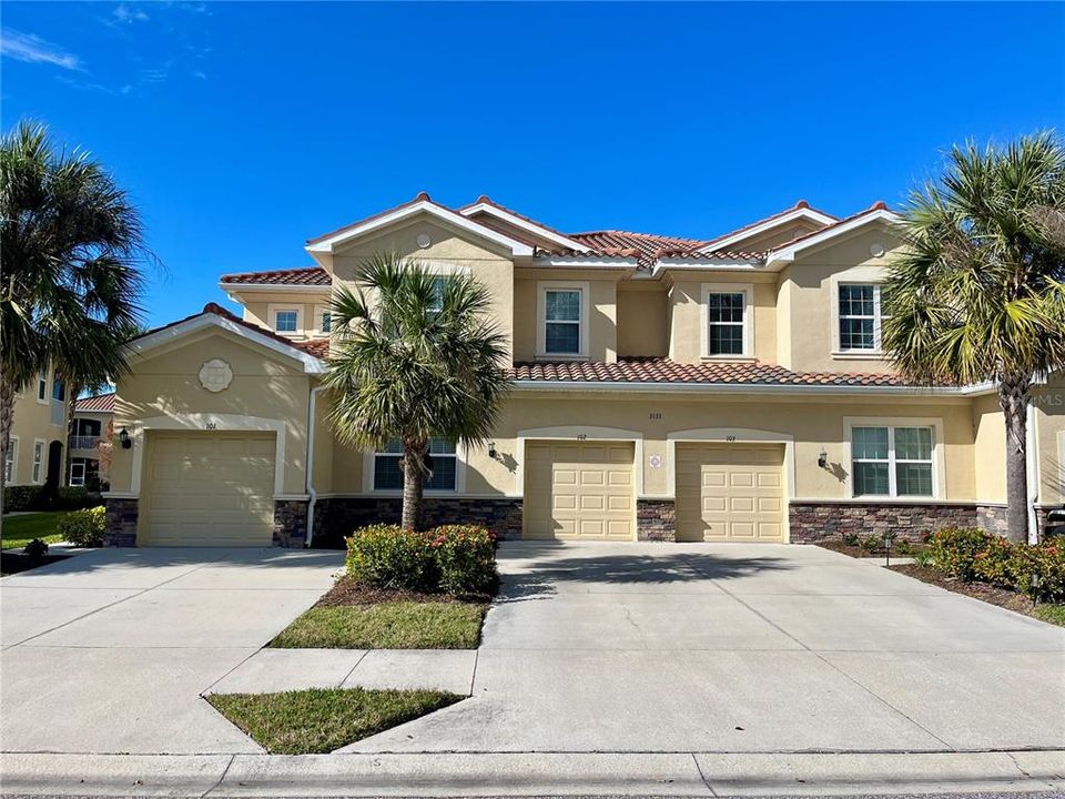 Recently Sold: $395,000 (2 beds, 2 baths, 1397 Square Feet)