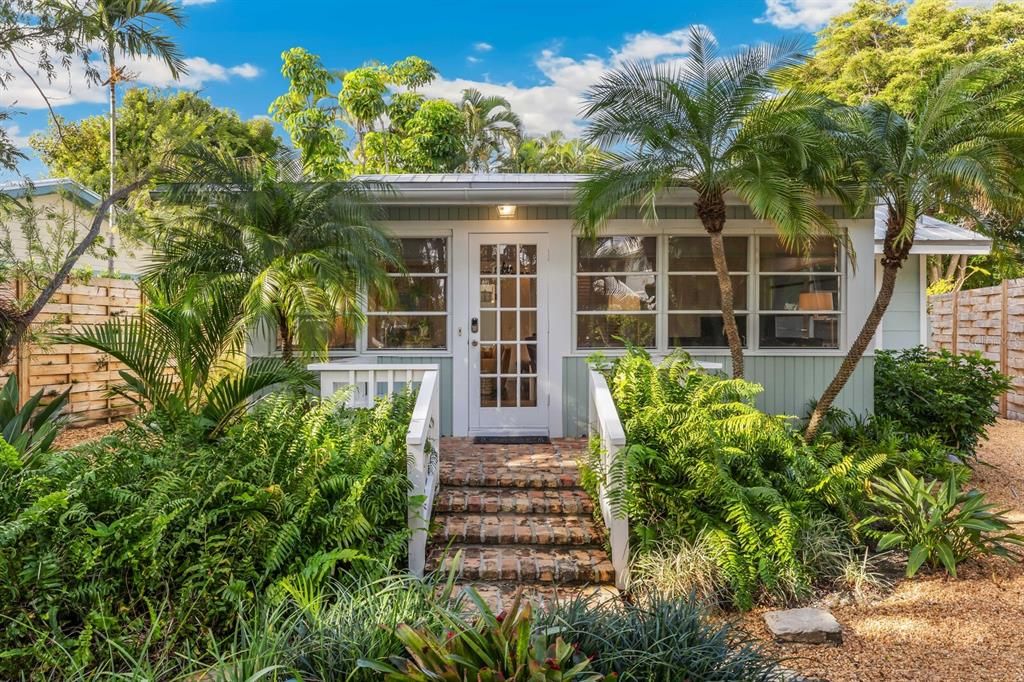 Recently Sold: $2,950,000 (2 beds, 2 baths, 1169 Square Feet)