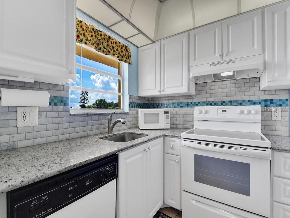 For Sale: $234,900 (2 beds, 2 baths, 965 Square Feet)