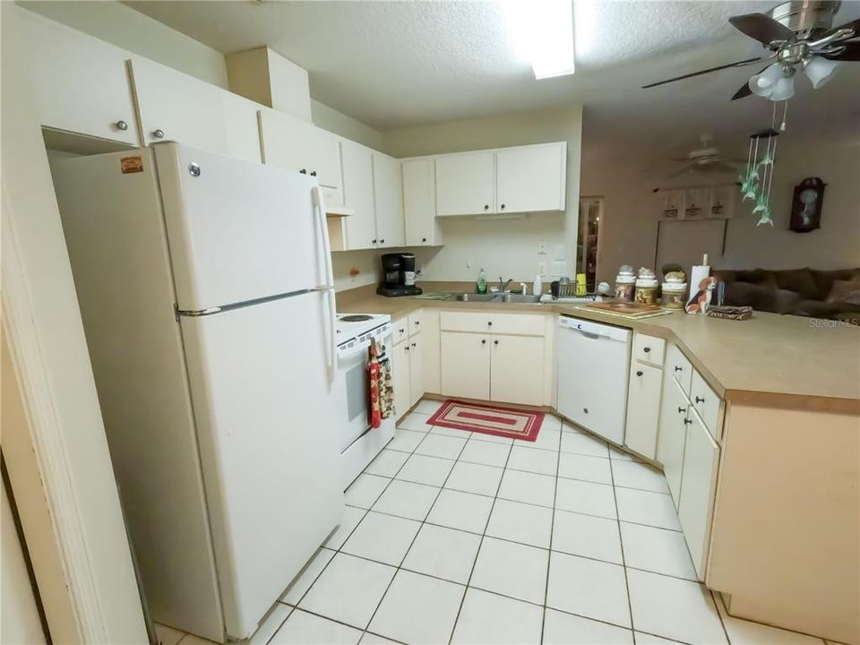 Kitchen with breakfast bar