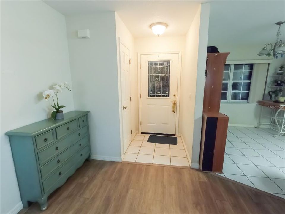 Nice entry way leading into the living room