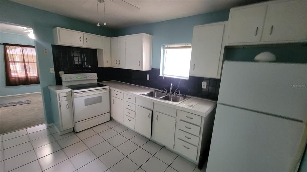 Active With Contract: $1,450 (2 beds, 1 baths, 668 Square Feet)