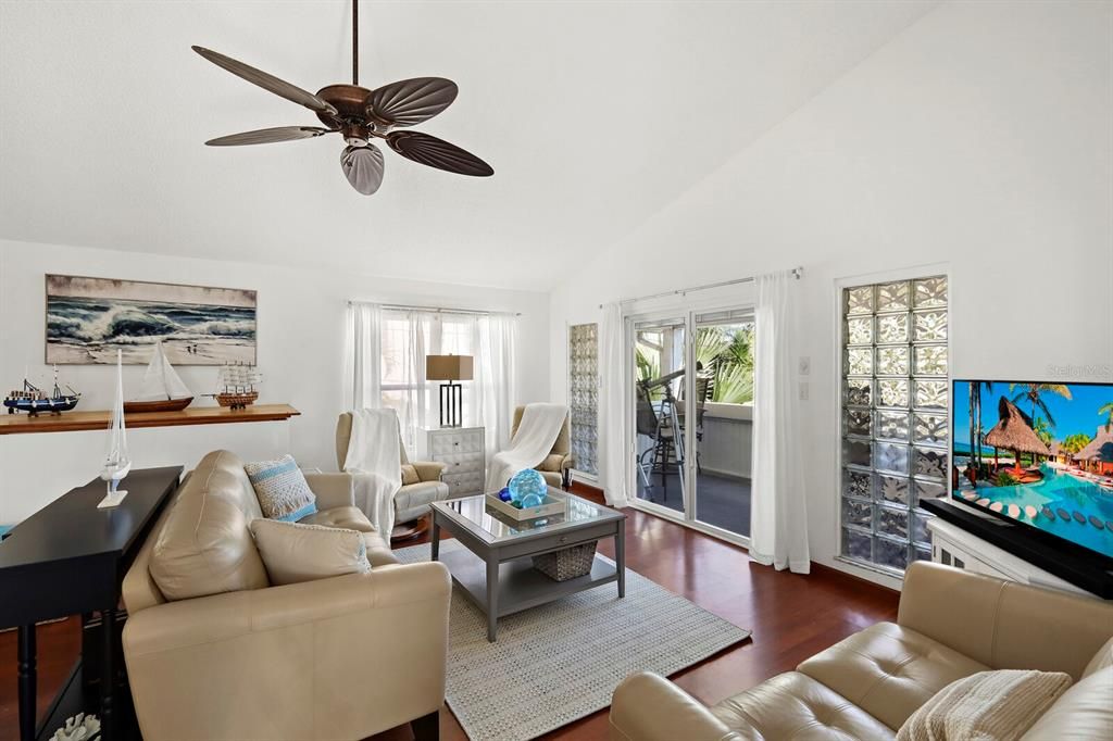 Recently Sold: $1,240,000 (3 beds, 3 baths, 1490 Square Feet)