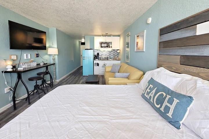 For Sale: $169,000 (1 beds, 1 baths, 385 Square Feet)