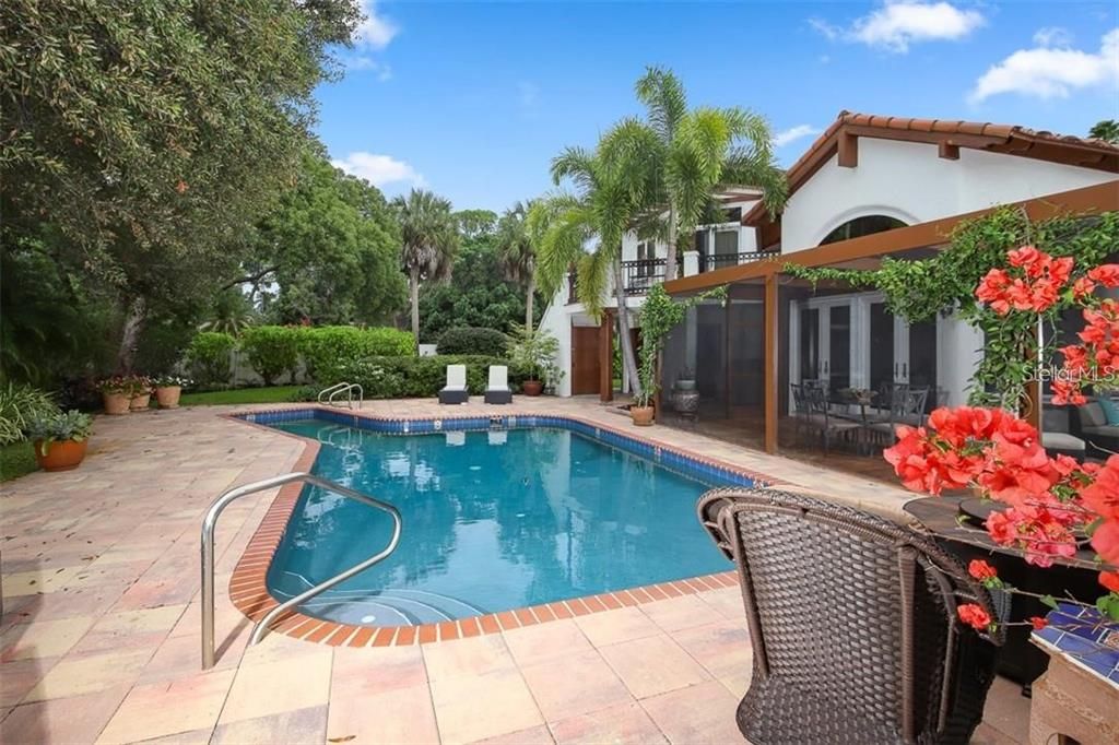 Recently Sold: $2,395,000 (4 beds, 3 baths, 3023 Square Feet)