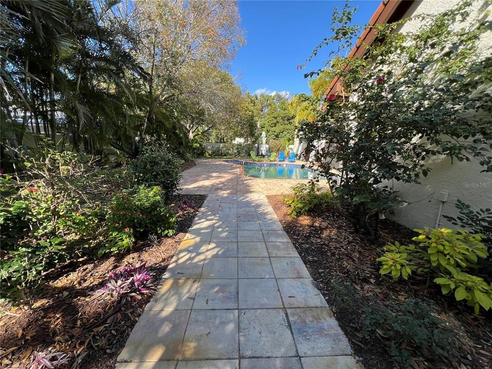 Recently Sold: $2,395,000 (4 beds, 3 baths, 3023 Square Feet)