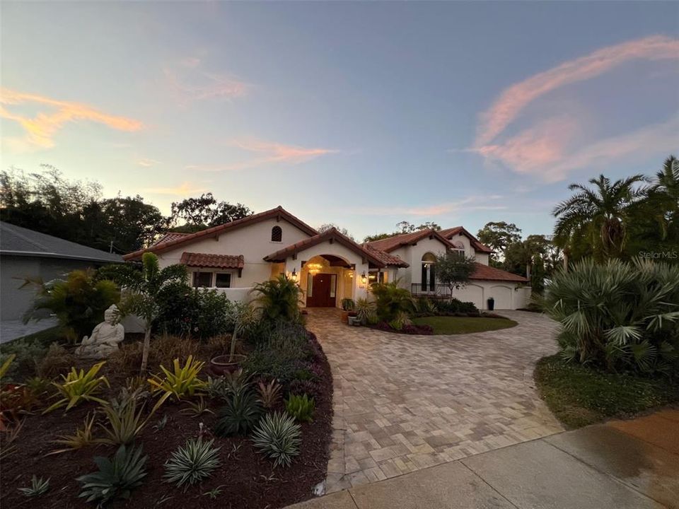 Recently Sold: $2,395,000 (4 beds, 3 baths, 3023 Square Feet)