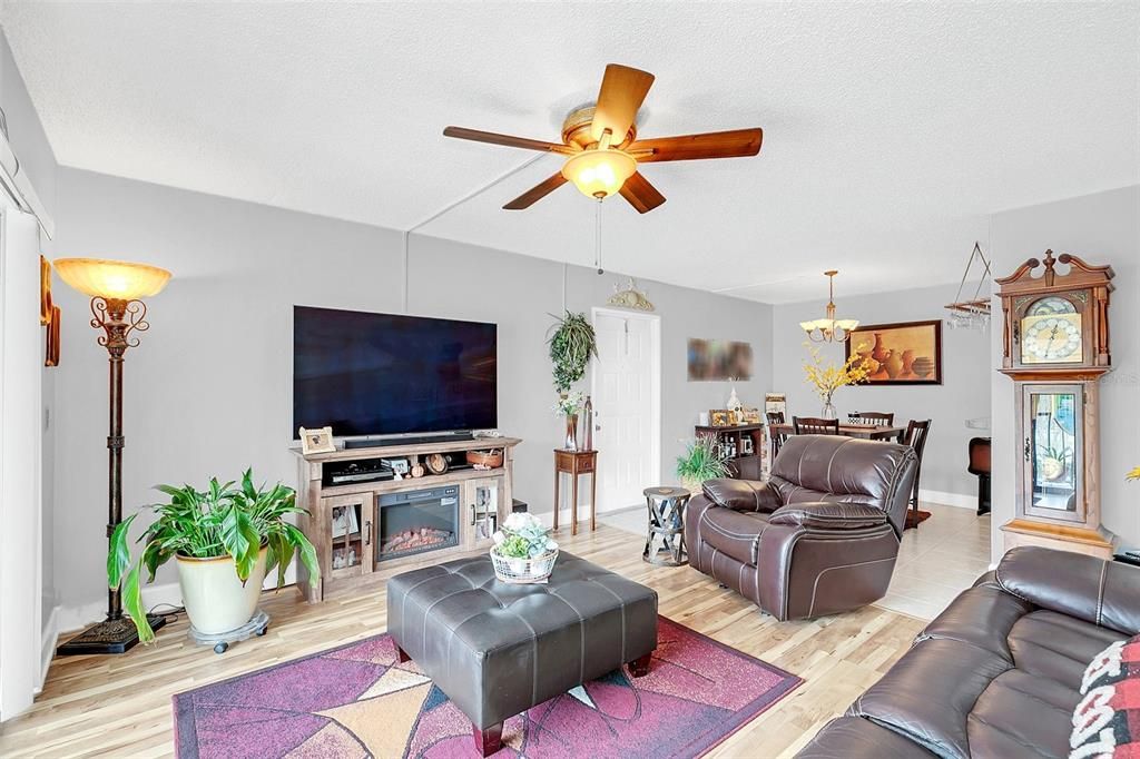 Active With Contract: $185,000 (2 beds, 2 baths, 975 Square Feet)