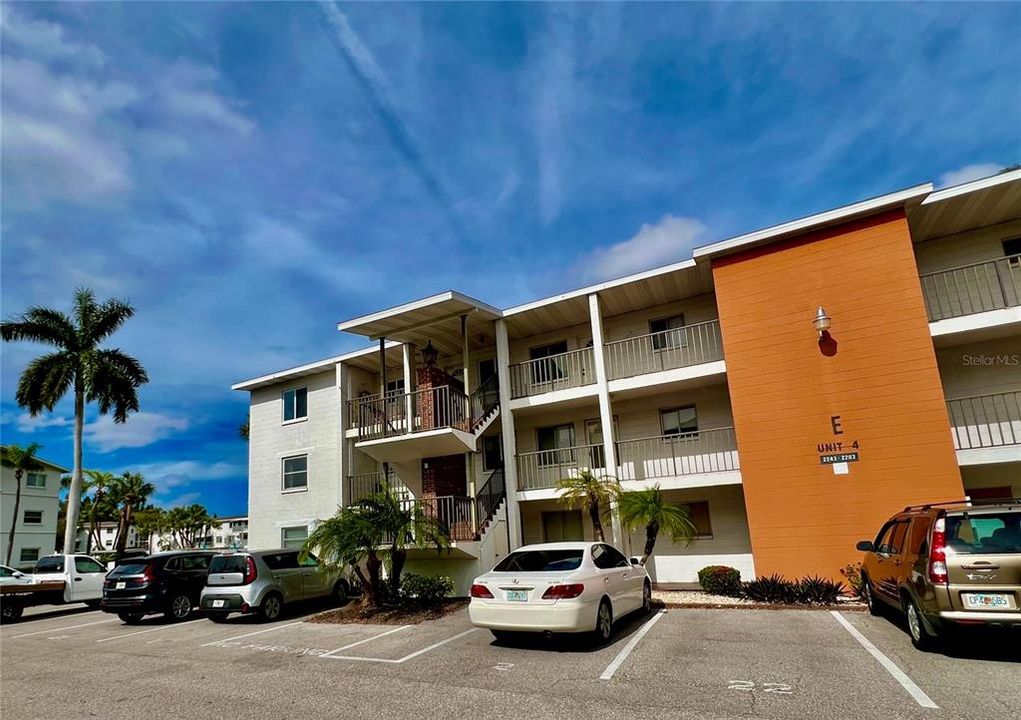 最近售出: $184,900 (2 贝兹, 2 浴室, 966 平方英尺)