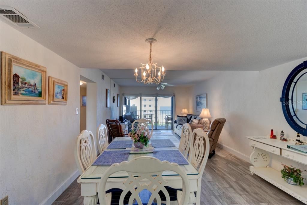 For Sale: $530,000 (2 beds, 2 baths, 944 Square Feet)