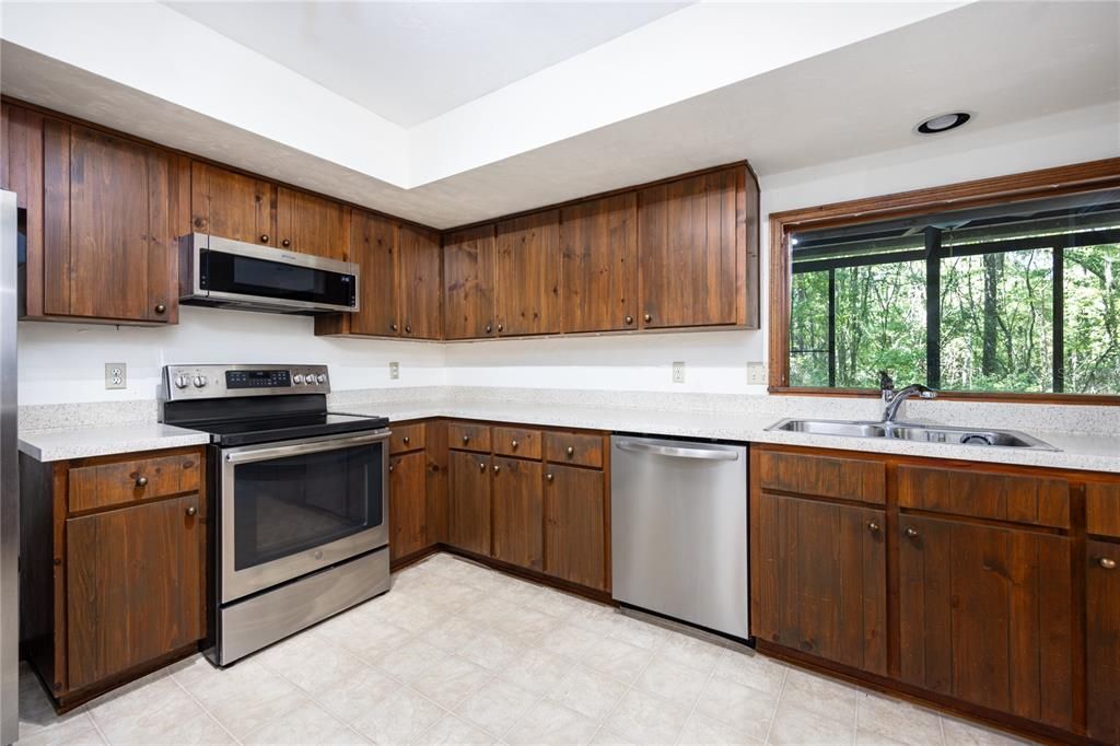 Active With Contract: $294,900 (2 beds, 2 baths, 1387 Square Feet)