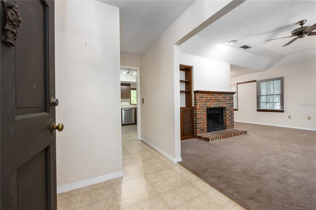Active With Contract: $294,900 (2 beds, 2 baths, 1387 Square Feet)