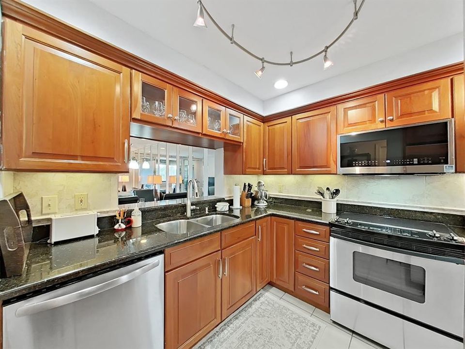 For Sale: $409,900 (2 beds, 2 baths, 1065 Square Feet)