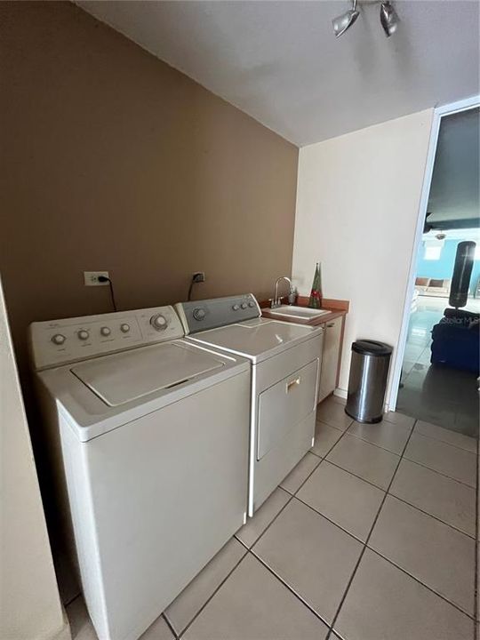 Vendido Recientemente: $250,000 (3 camas, 2 baños, 2036 Pies cuadrados)