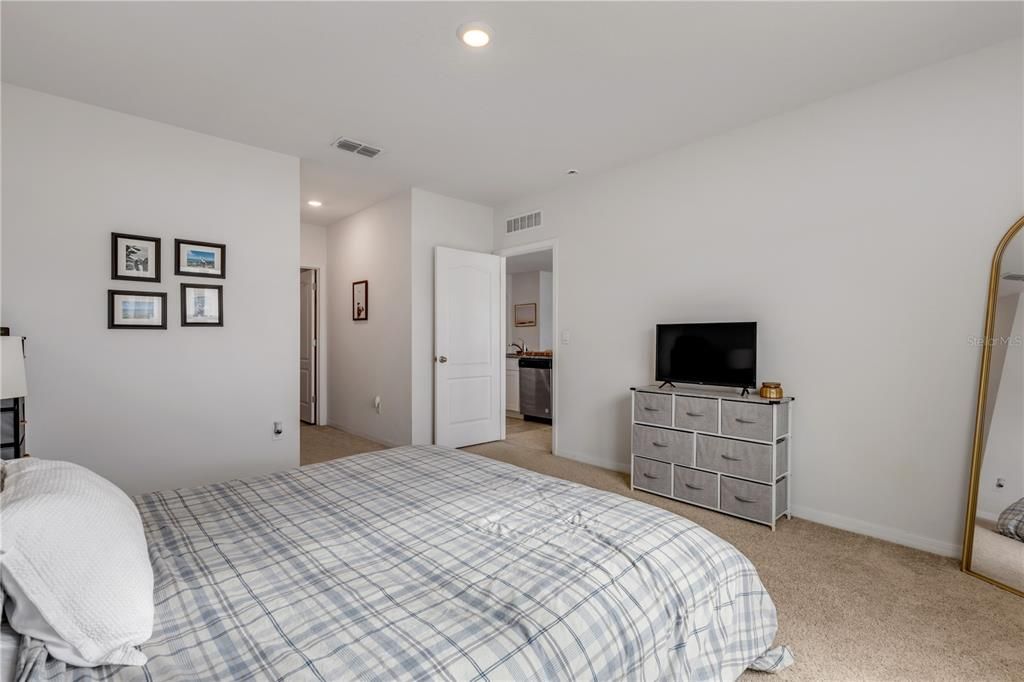 Active With Contract: $334,000 (3 beds, 2 baths, 1672 Square Feet)