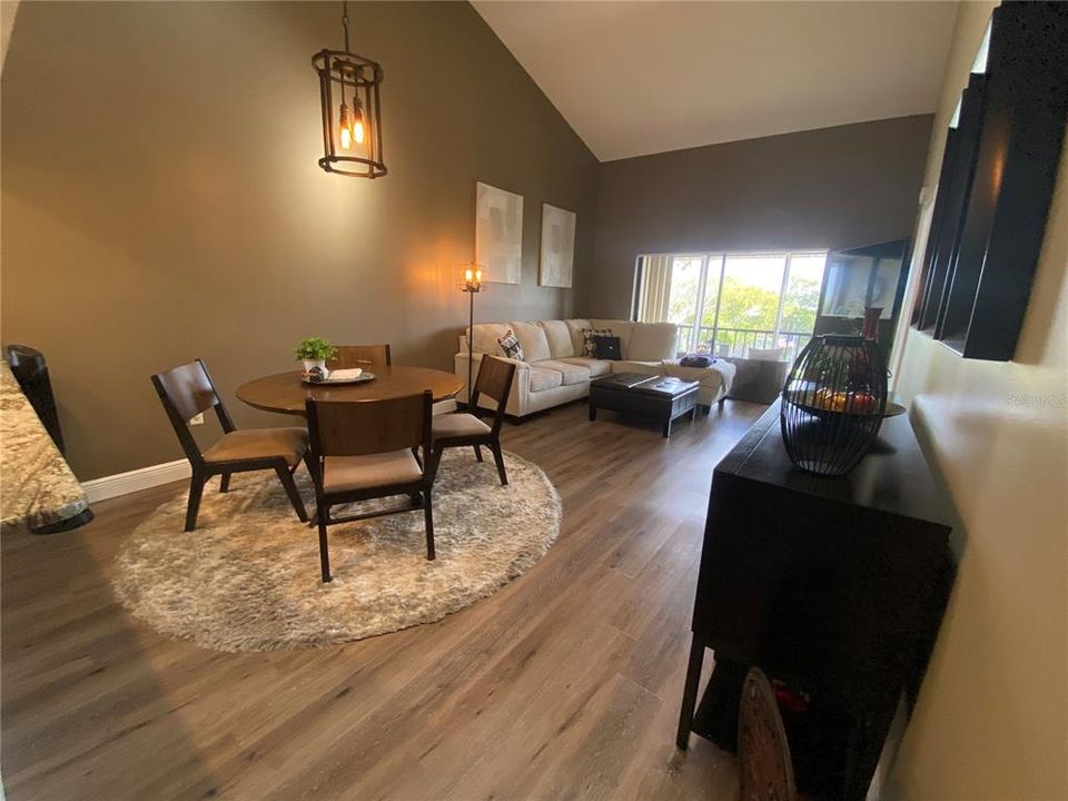 For Sale: $334,800 (2 beds, 2 baths, 1025 Square Feet)