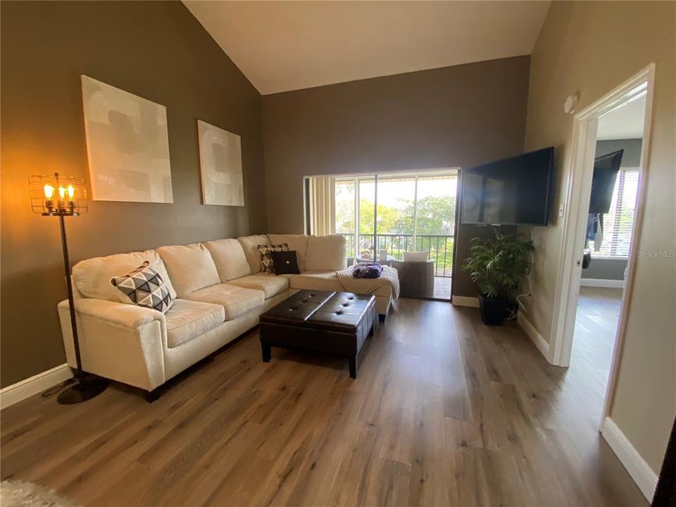 For Sale: $334,800 (2 beds, 2 baths, 1025 Square Feet)