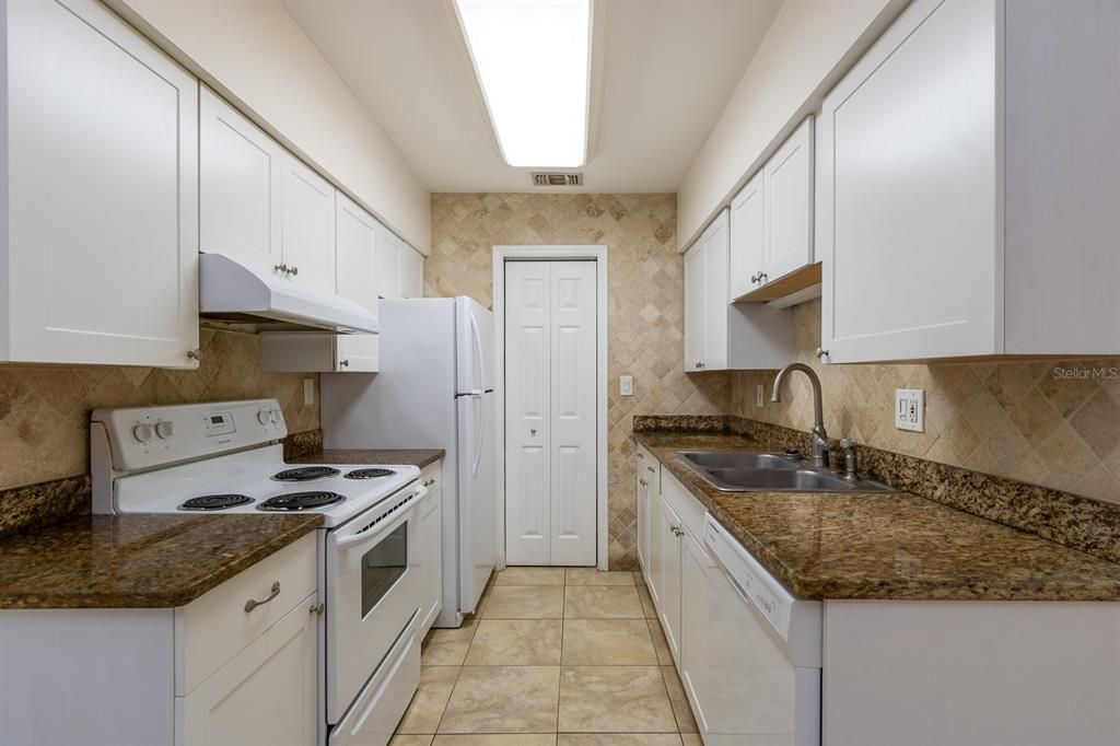 Active With Contract: $139,900 (2 beds, 1 baths, 788 Square Feet)