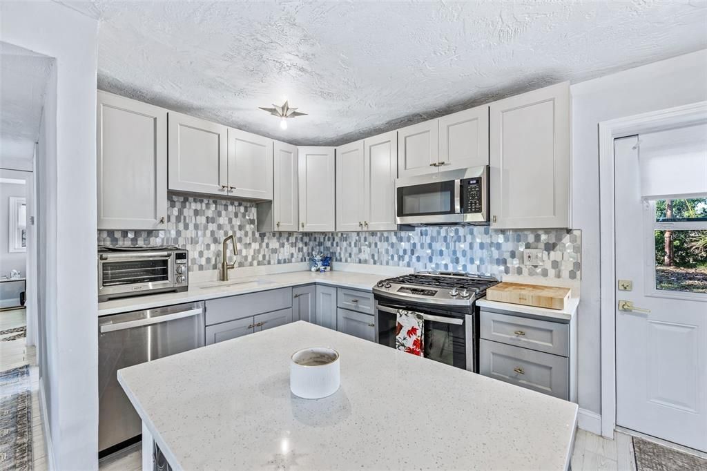For Sale: $279,900 (2 beds, 1 baths, 864 Square Feet)