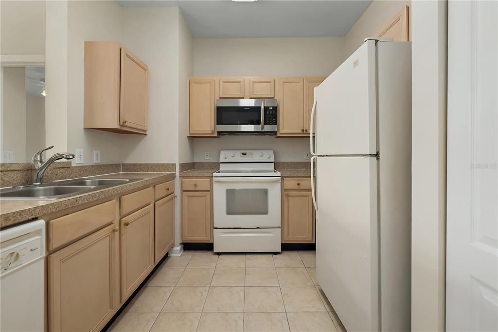 Active With Contract: $189,000 (2 beds, 2 baths, 1099 Square Feet)
