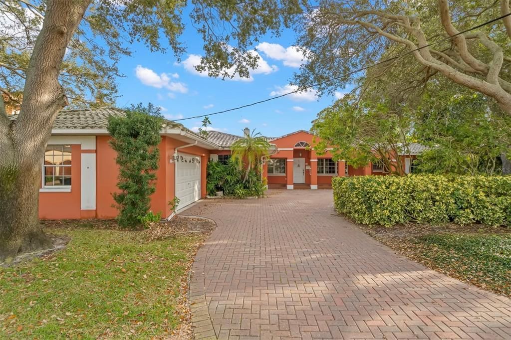 Recently Sold: $4,100,000 (3 beds, 3 baths, 2928 Square Feet)