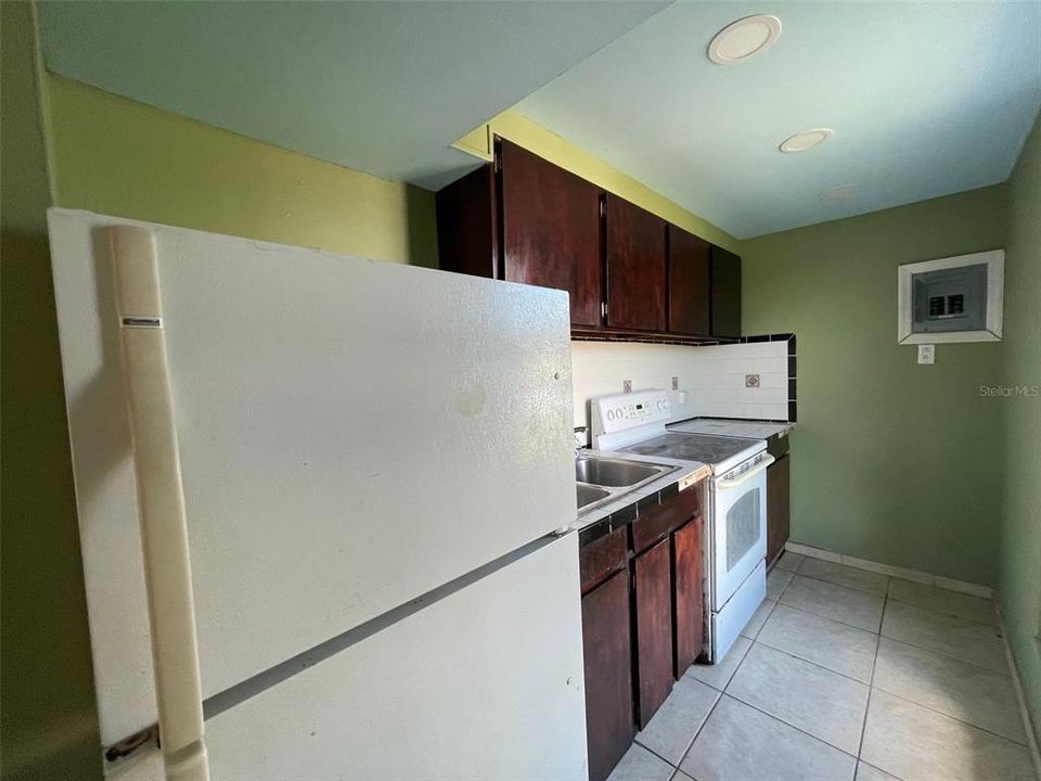 For Sale: $129,000 (2 beds, 1 baths, 888 Square Feet)