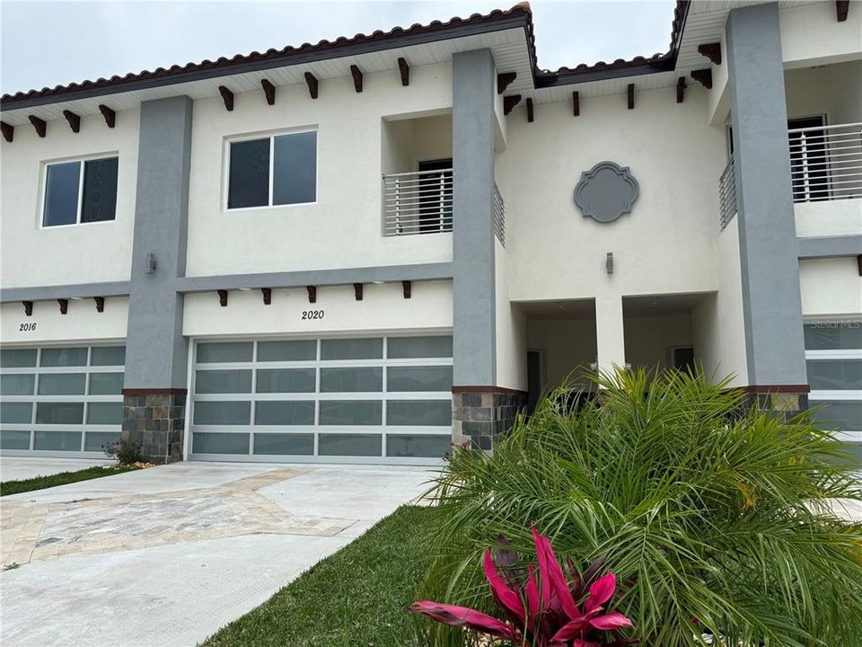 Recently Sold: $410,000 (3 beds, 2 baths, 2224 Square Feet)