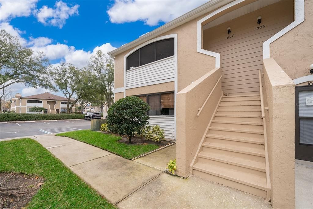 Active With Contract: $189,950 (2 beds, 2 baths, 889 Square Feet)