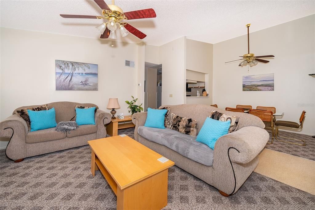 Active With Contract: $189,950 (2 beds, 2 baths, 889 Square Feet)