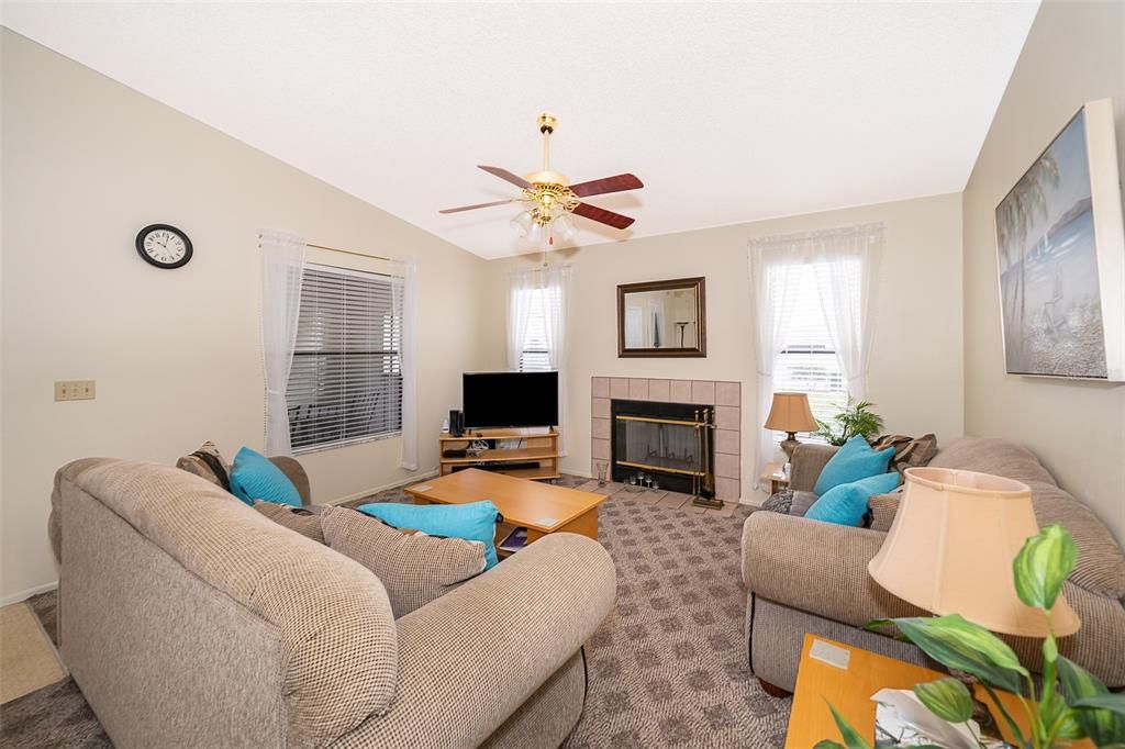 Active With Contract: $189,950 (2 beds, 2 baths, 889 Square Feet)