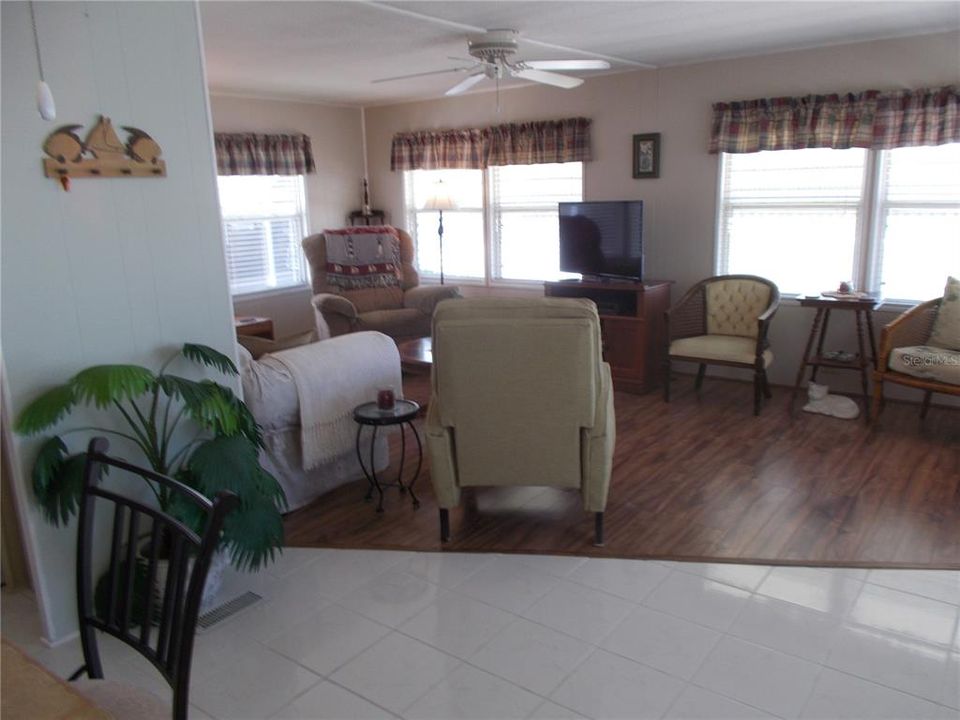For Sale: $159,000 (2 beds, 1 baths, 800 Square Feet)