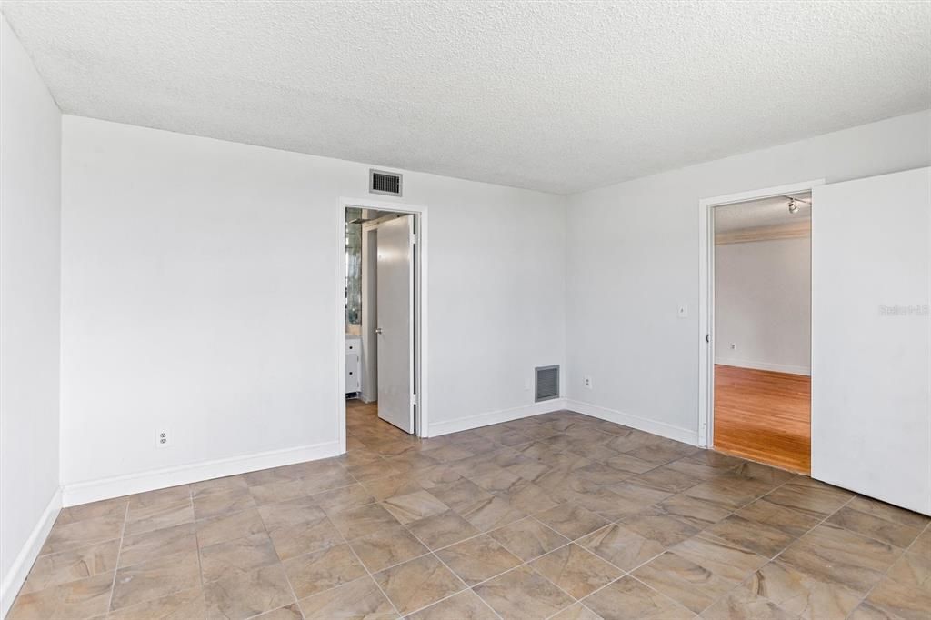 For Sale: $425,000 (2 beds, 2 baths, 1275 Square Feet)