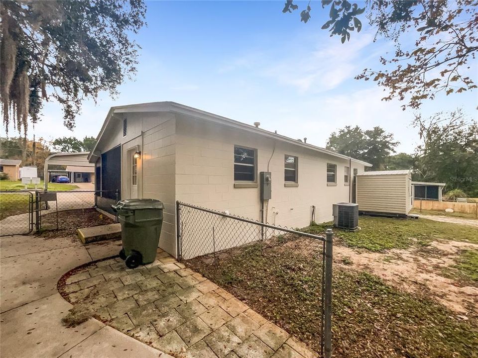 Recently Sold: $183,000 (2 beds, 1 baths, 912 Square Feet)