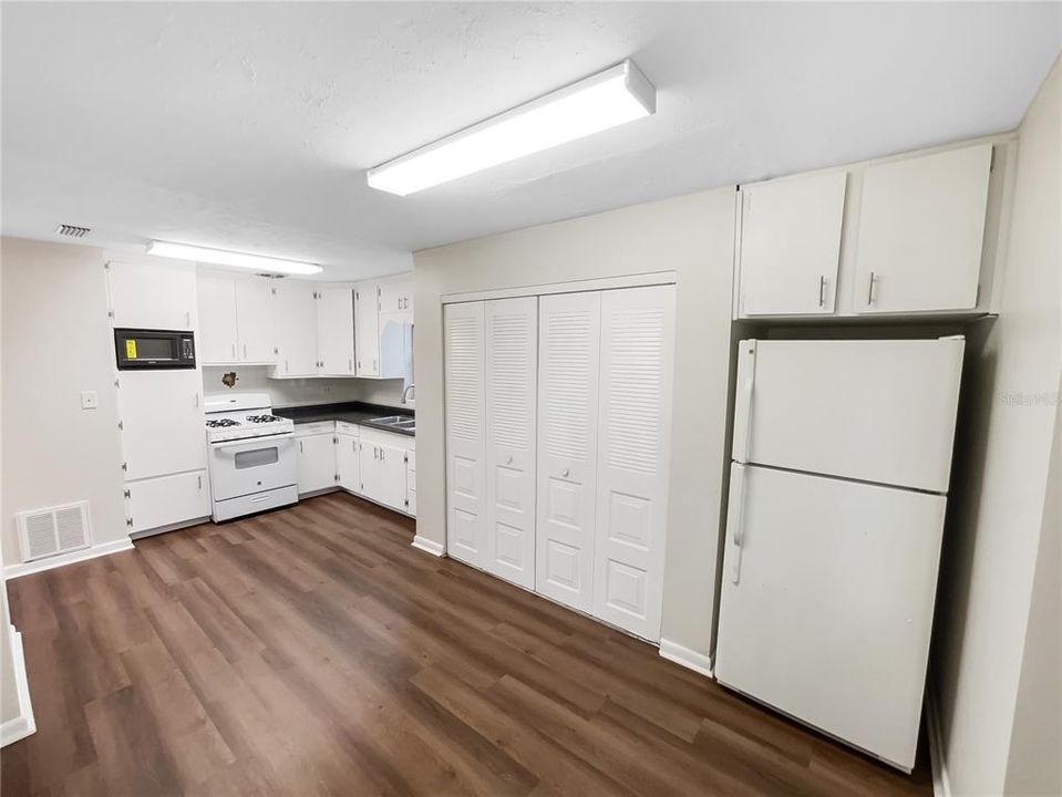 Recently Sold: $183,000 (2 beds, 1 baths, 912 Square Feet)
