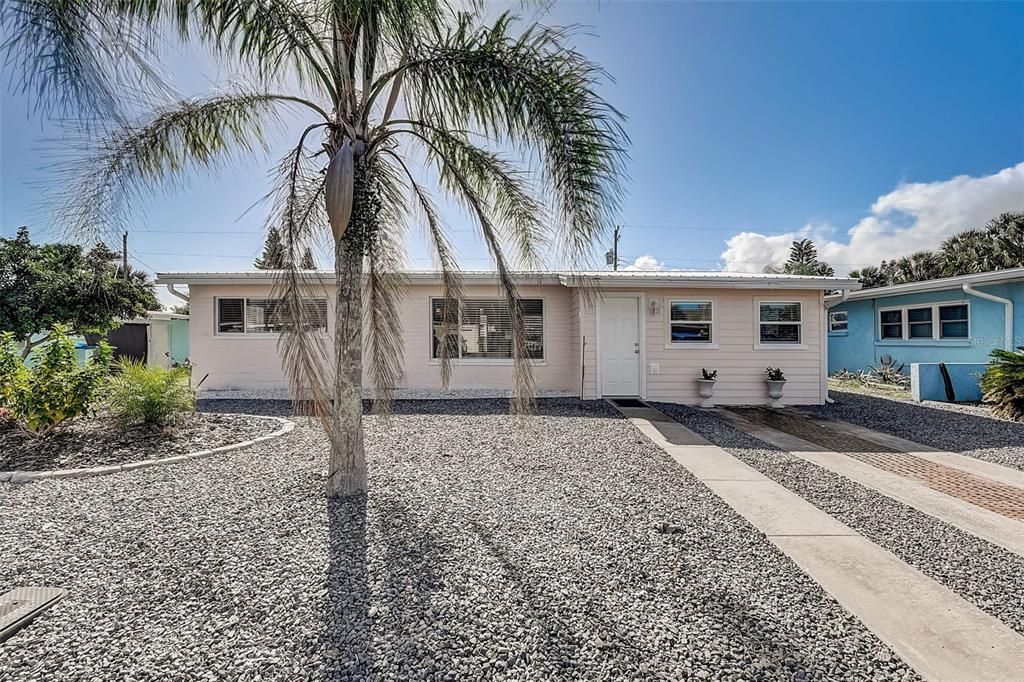 Active With Contract: $325,000 (2 beds, 1 baths, 1272 Square Feet)