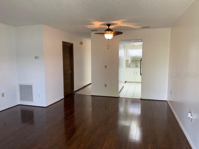 Active With Contract: $179,900 (2 beds, 1 baths, 930 Square Feet)