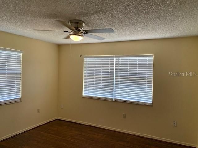 Active With Contract: $179,900 (2 beds, 1 baths, 930 Square Feet)