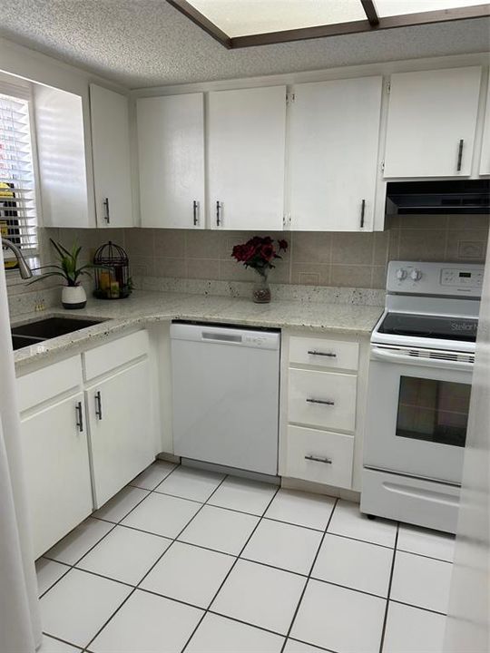 Active With Contract: $179,900 (2 beds, 1 baths, 930 Square Feet)