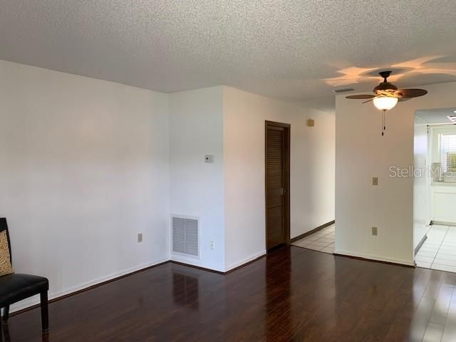 Active With Contract: $179,900 (2 beds, 1 baths, 930 Square Feet)