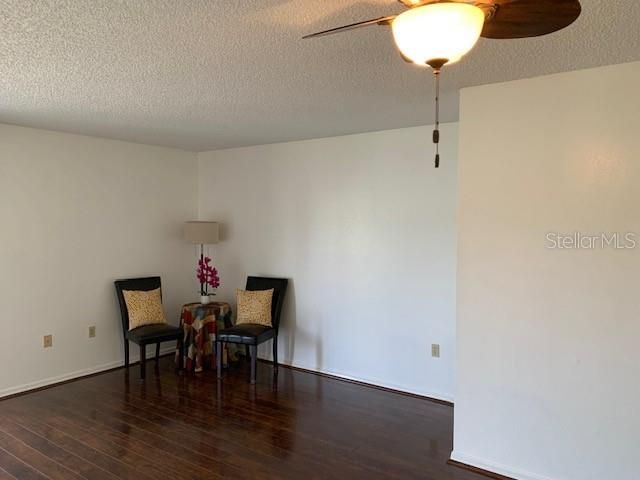 Active With Contract: $179,900 (2 beds, 1 baths, 930 Square Feet)