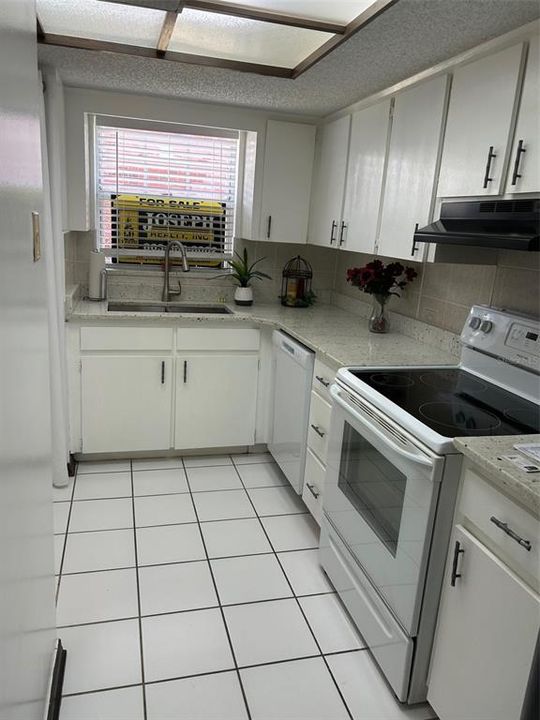 Active With Contract: $179,900 (2 beds, 1 baths, 930 Square Feet)