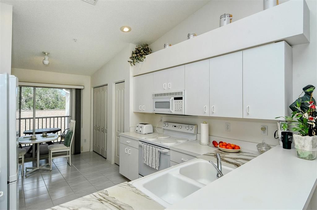 Active With Contract: $329,000 (2 beds, 2 baths, 1333 Square Feet)