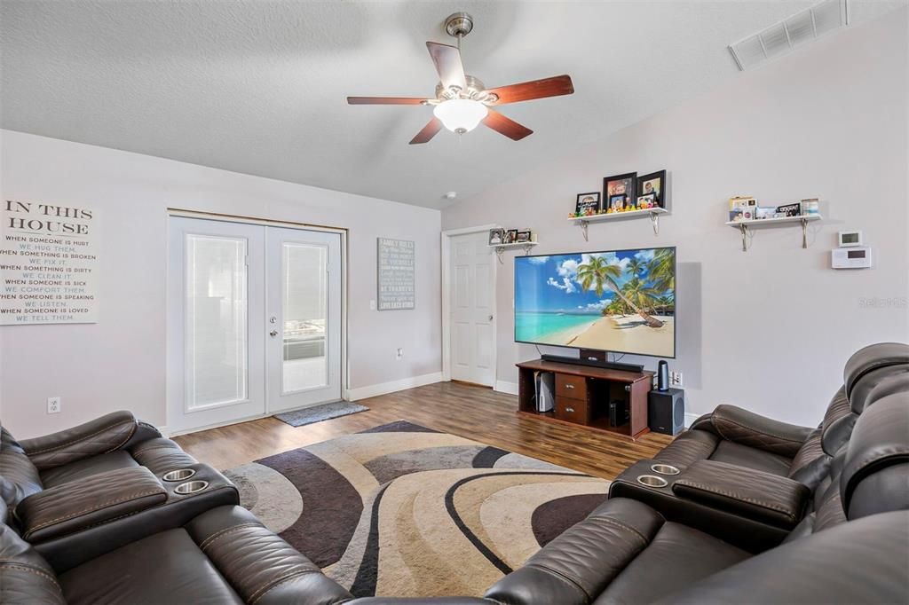 Recently Sold: $325,000 (3 beds, 2 baths, 1329 Square Feet)